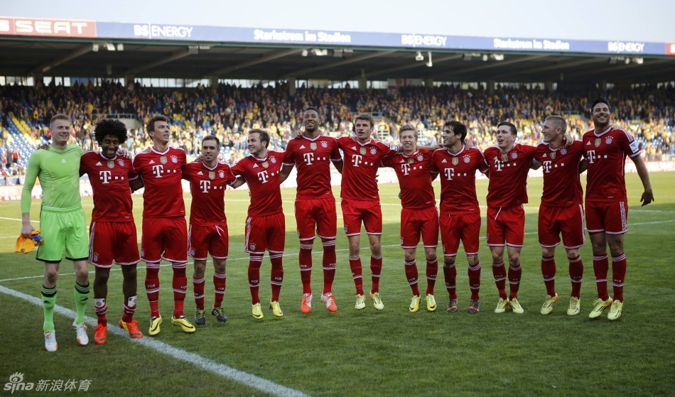 美术课上学生用课本表演变脸，轻松拿捏住精髓， 网友：“教科书式”变脸！