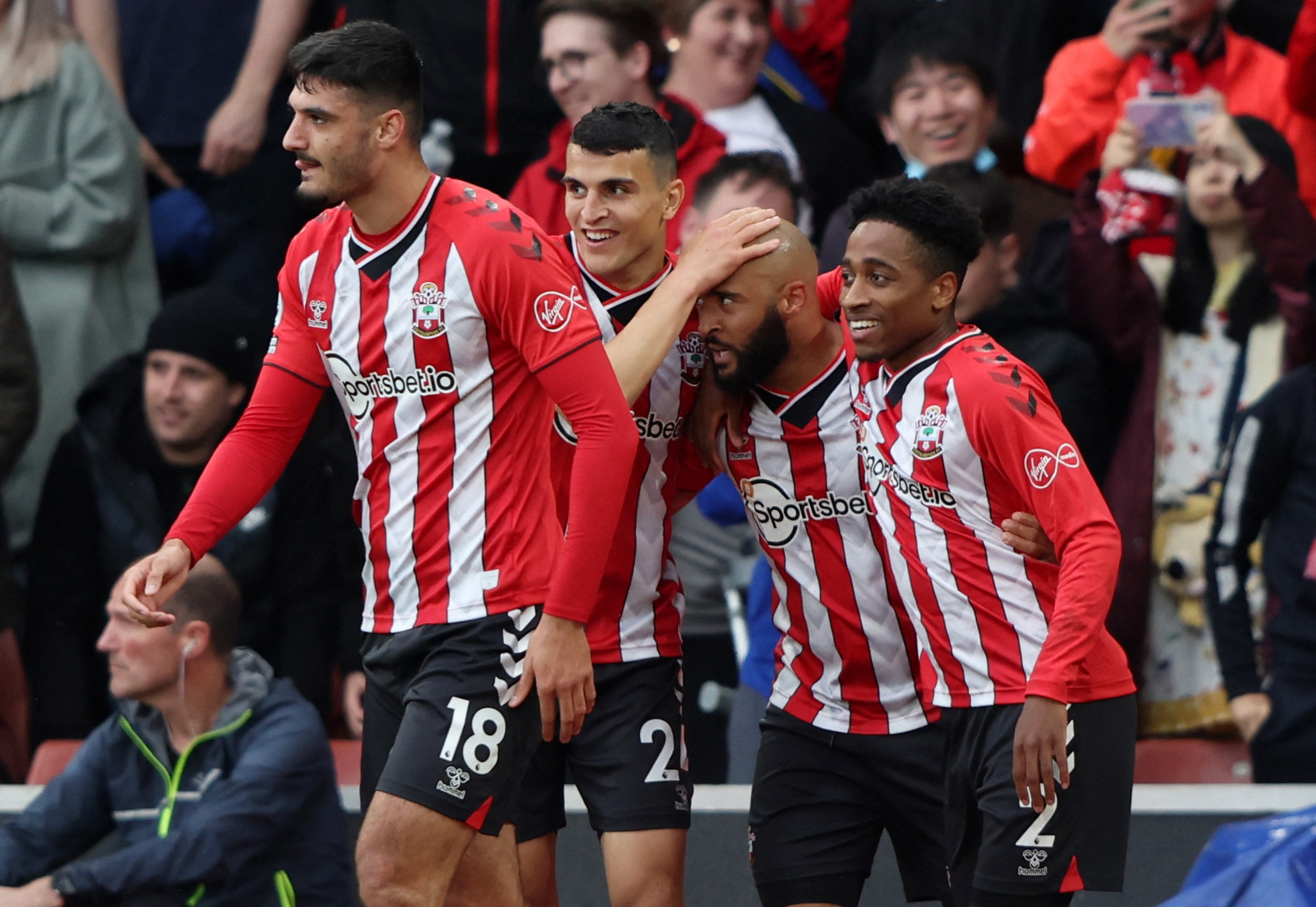 申京就该当轴！2赛季出手小于10次12胜1负，进攻流畅防守也积极了（申京最适合当战术中枢！近两季他出手不到10次球队12胜1负，进攻更顺畅防守更积极）