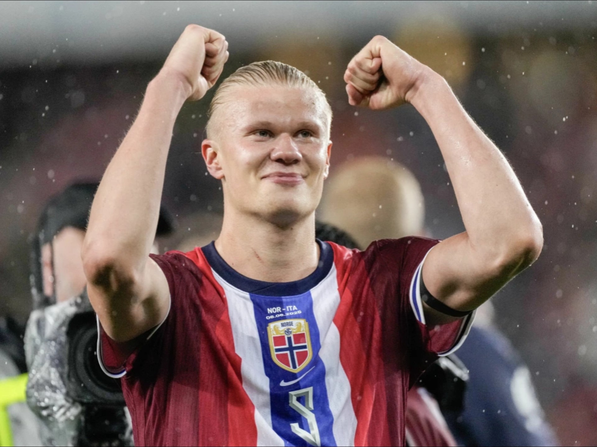 足球国足训练课发生小插曲，球员被逗笑（国足训练课现小趣事，队员忍俊不禁）