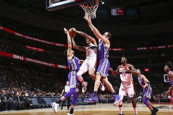 戈贝尔50次20+10且命中率超80%，仅比霍华德少2次（戈贝尔达成50场20+10且命中率80%以上，仅比霍华德少两场）