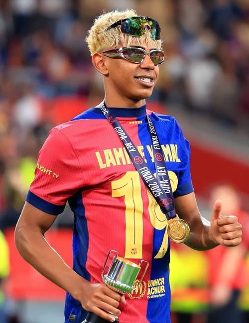 曼联在关键比赛中表现不佳，换人失误导致防守漏洞，边路优势被对手逆转，整体表现令球迷不满。