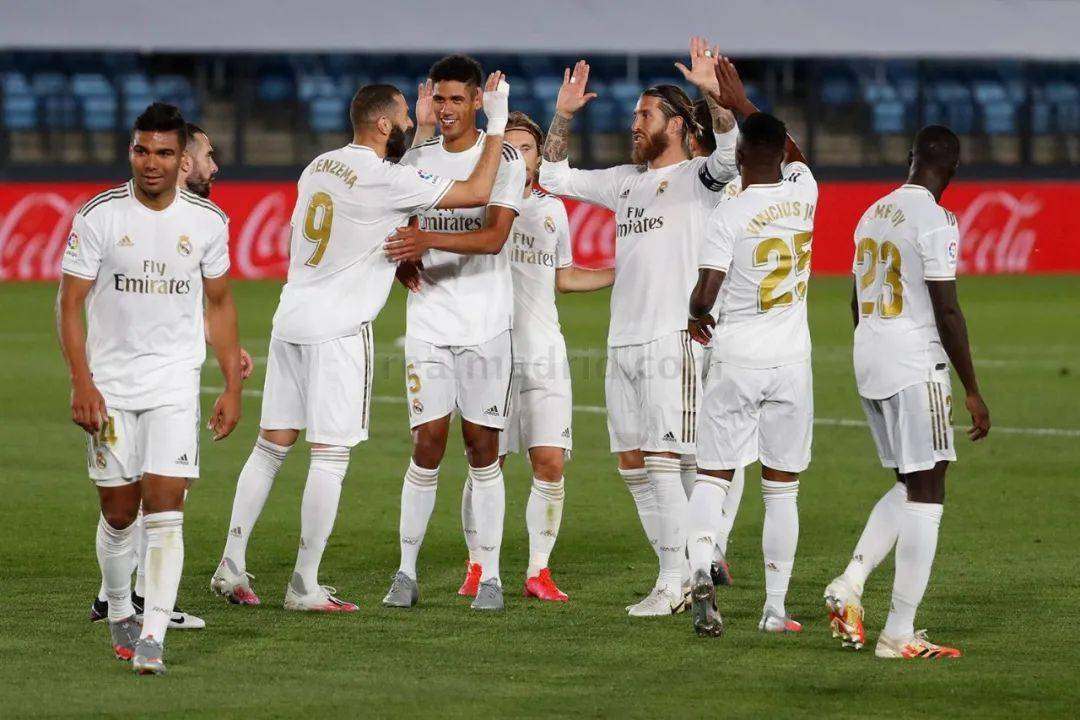 凯尔登初露锋芒，半场不到10分钟展现惊人实力（凯尔登崭露头角，上半场不足10分钟便彰显强劲实力）