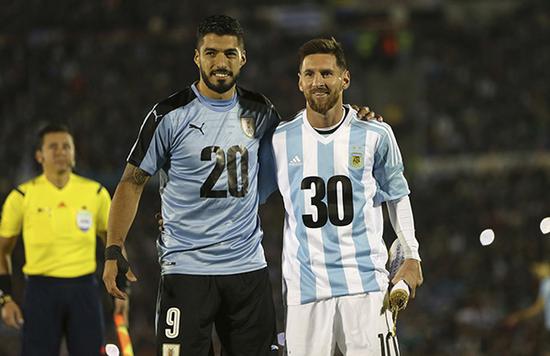 英超第14轮： 范戴克失误致丢球维尔茨造乌龙 利物浦1-1桑德兰（英超第14轮：范戴克失误送礼，维尔茨逼出乌龙，利物浦1-1战平桑德兰）