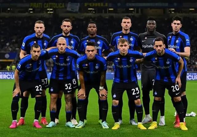 范德彪海斯沟通失误，太阳趁机暴扣得分（范德彪与海斯沟通不畅，太阳抓住机会暴扣得手）