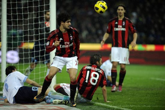 蛇精灵大战红魔鬼！意甲官方发布米兰德比预热海报