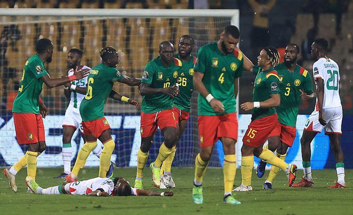 开场就较劲？追梦格林左路突破造独行侠犯规 弗拉格左路突破勇士成功（开场火药味拉满：格林左翼强突造独行侠犯规，弗拉格左翼突破打穿勇士防线）