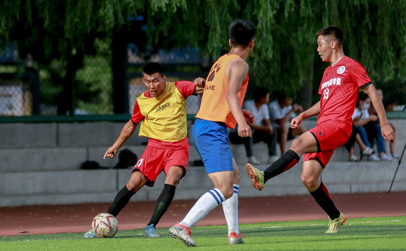 一日英超动向：曼联利物浦难兄难弟，阿森纳领跑态势不可阻挡（英超今日看点：曼联利物浦同陷困境，阿森纳领跑势头难挡）