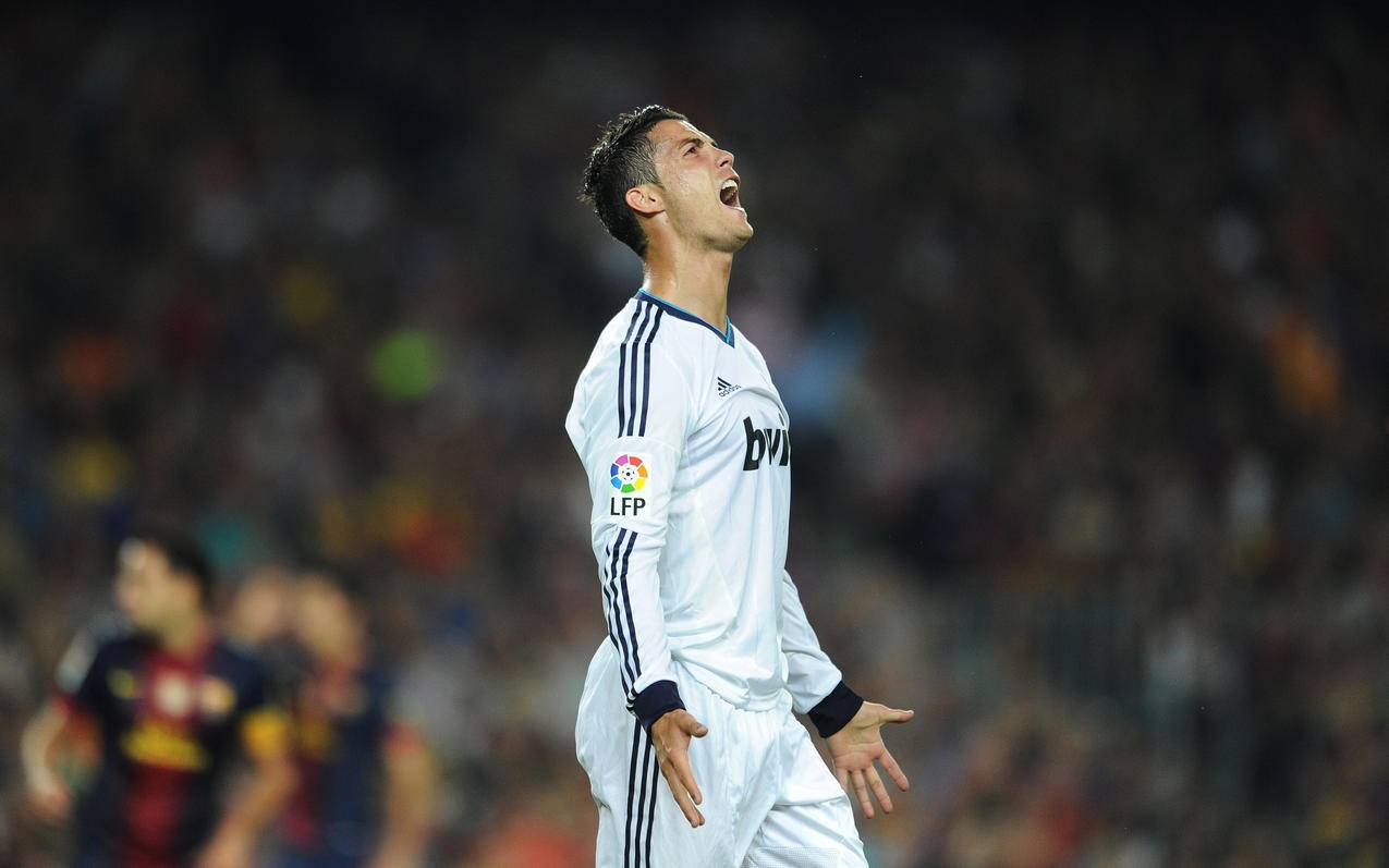 今晚，上海海港门将颜骏凌首发出场，迎来了他代表俱...