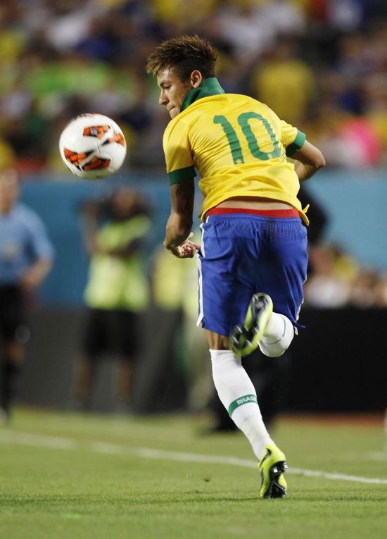 背身列队被罚，拉普拉塔大学生官方：将上诉，支持贝隆和全队