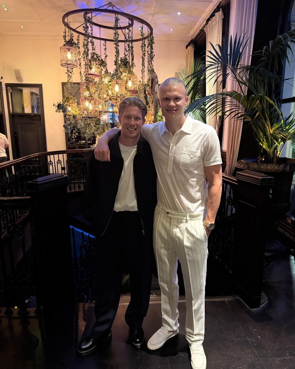 追梦在经历了激烈的比赛后，回到更衣室，他的心情无比激动。（激战过后回到更衣室，追梦心潮澎湃）